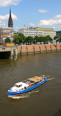 Barkasse auf der Elbe